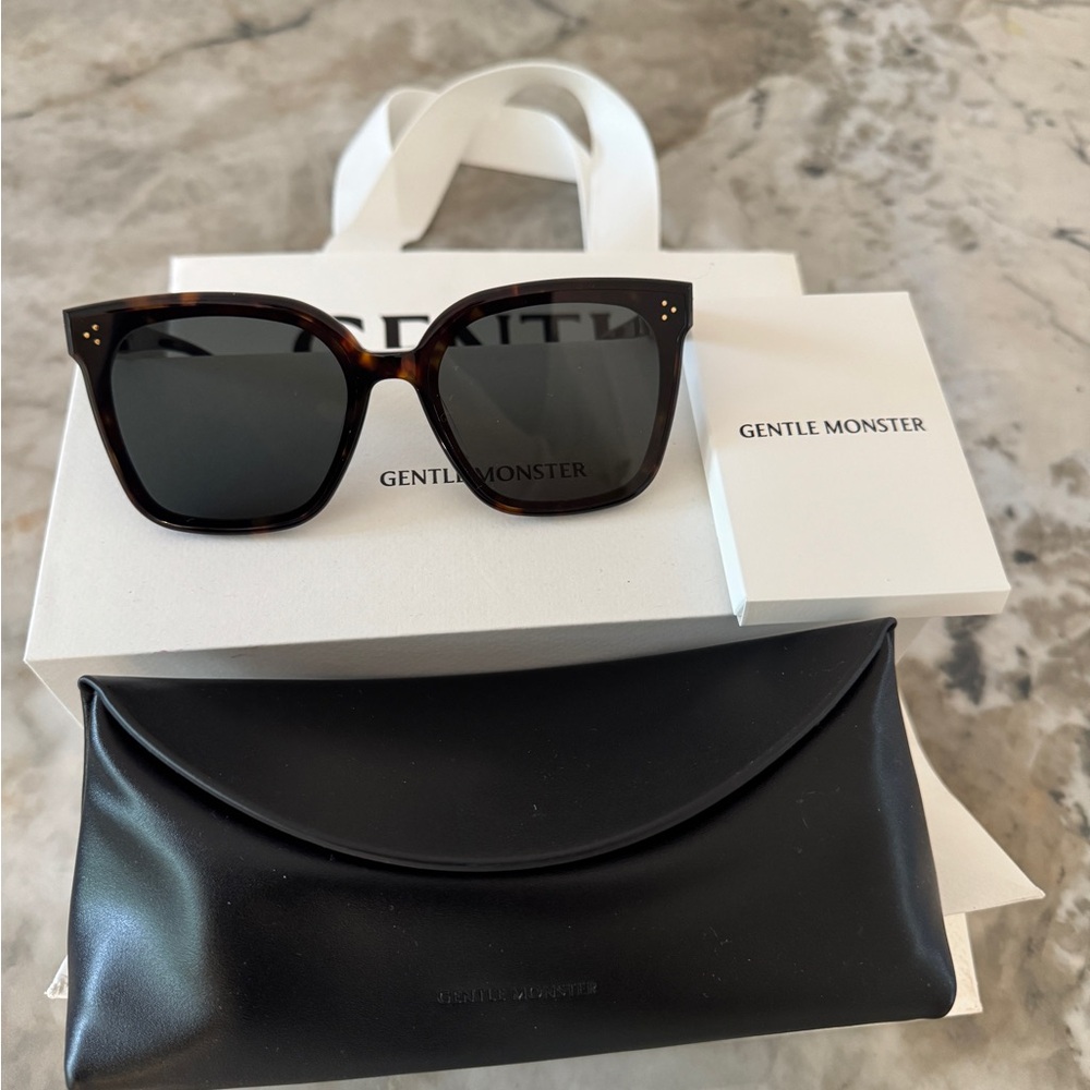 Gentle Monster New Her T1  Tortoise Black Sunglasses with Black Case Brand New